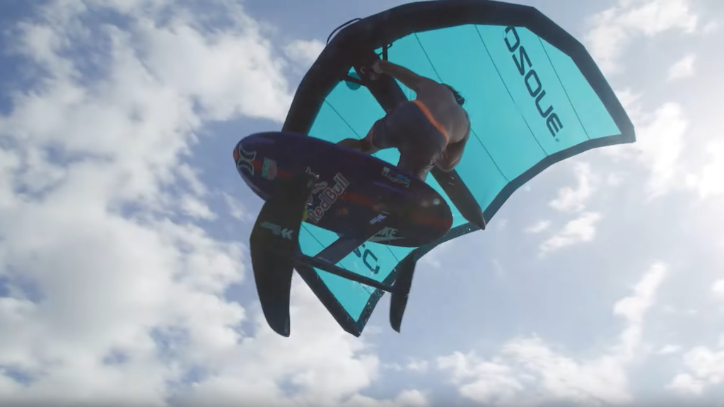 カイ・レニーが翼を授かり空を飛ぶ | THE SURF NEWS「サーフニュース」