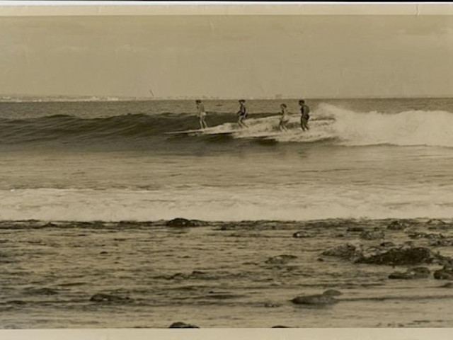 サーフィンを楽しむガバルドン氏と友達。1950年マリブにて　Photo by Joe Quigg from WSL