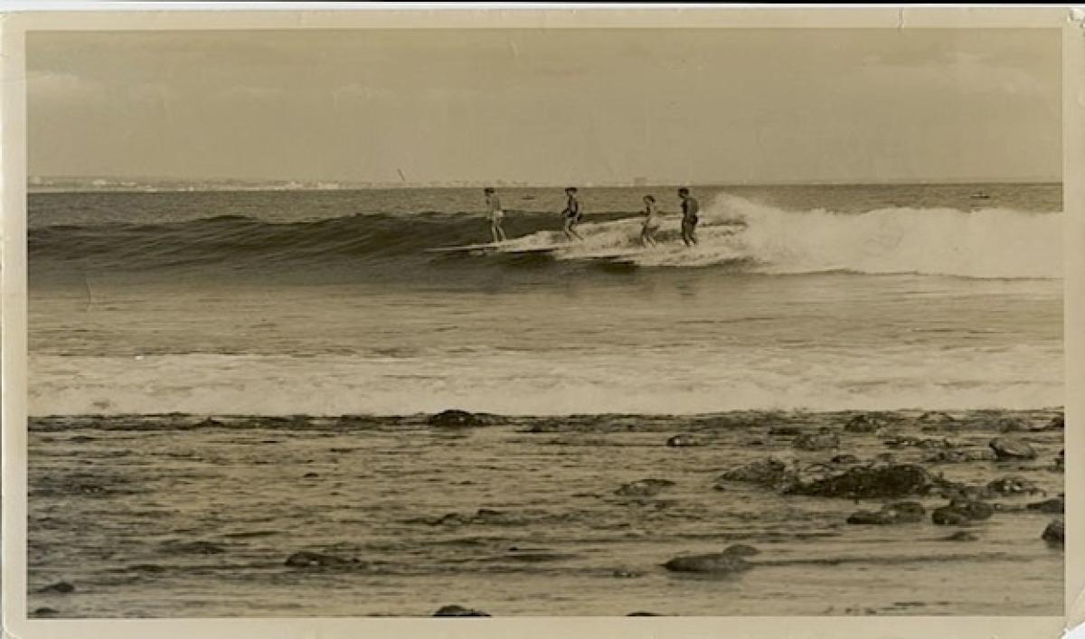 サーフィンを楽しむガバルドン氏と友達。1950年マリブにて　Photo by Joe Quigg from WSL