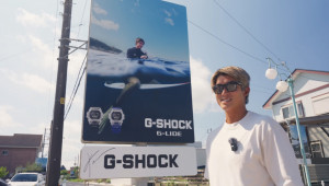 五十嵐カノアが「G-SHOCK」の看板で一宮の海岸線をジャックした